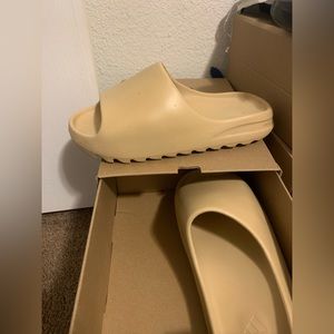 Selling men’s size 11 Yeezy slides Tan color worn once.